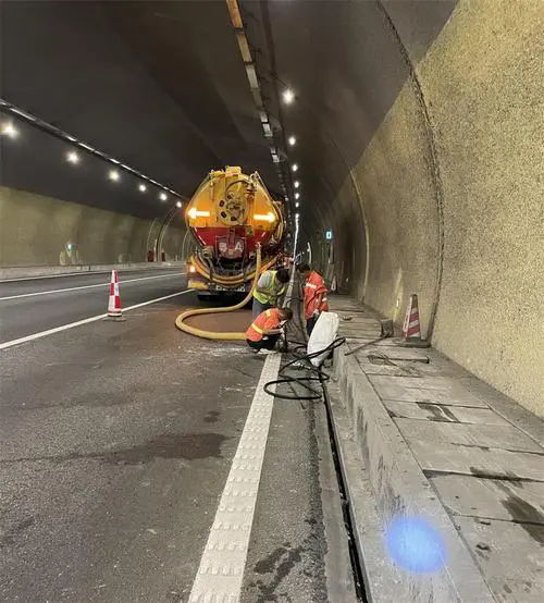 南涧隧道排水渠清淤